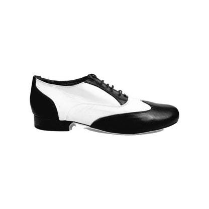 Scarpa stringata Fred MS12 in pelle nera e bianca, modello Oxford, forma tonda, elegante e classica.