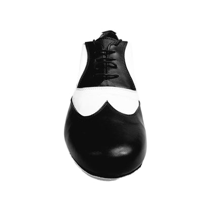 Scarpa stringata Fred MS12 in pelle nera e bianca con punta tonda, stile Oxford, marca Wish Dance Shop.