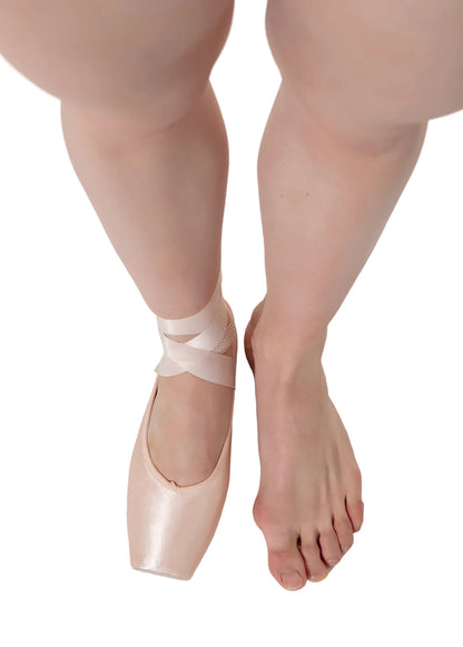 Punta da danza classica Grishko Katya in satin con punta in camoscio, per miglior presa e precisione durante le esibizioni.