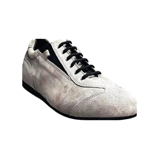 Scarpa sneaker Bahia Ivan in camoscio grigio, modello extraconfort con suola bianca e dettagli eleganti, vista frontale.
