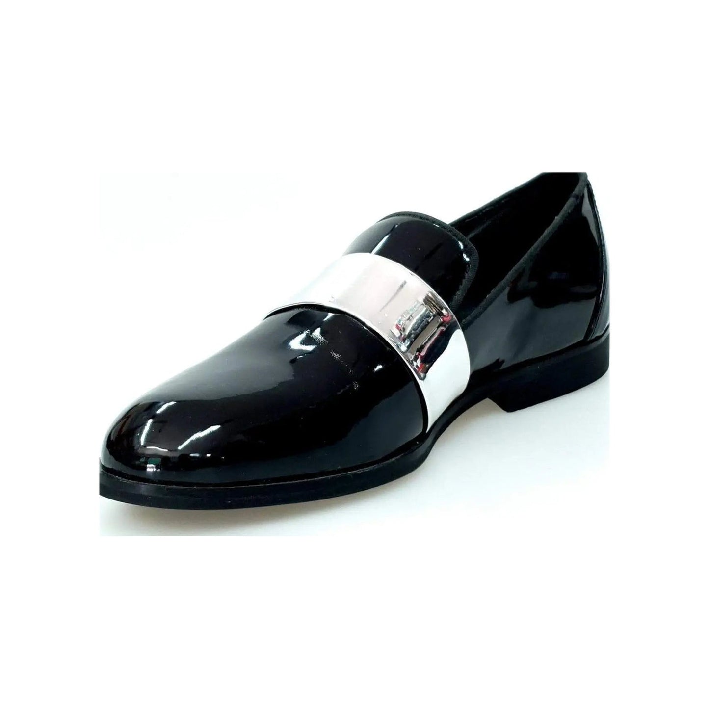 Mocassino uomo in vernice nera con fascia argento, scarpa elegante in pelle lucida, stile classico e raffinato.