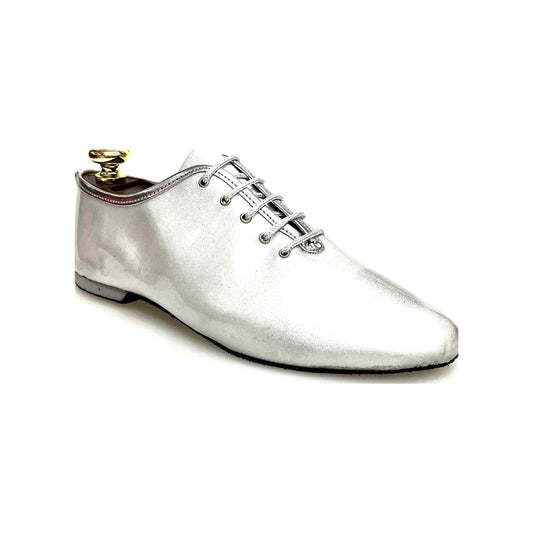 Scarpe da allenamento in vernice metallica argento di Outlet, modello 03, con design sportivo e dettagli lucidi.