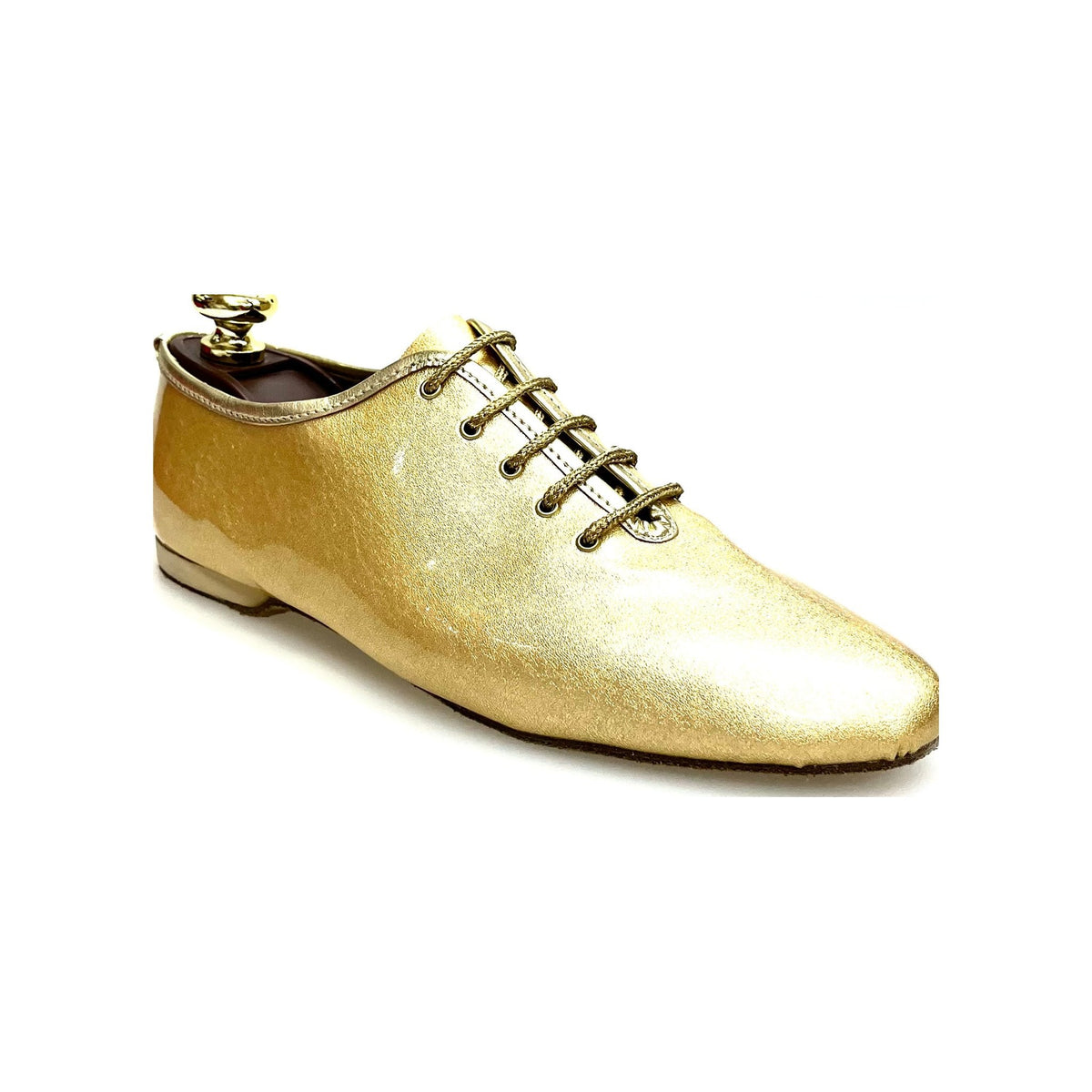 Scarpe da allenamento Outlet Vegas Oro, nere con dettagli dorati, su sfondo neutro, ideali per attività sportive.
