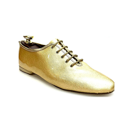 Scarpe da allenamento Outlet Vegas Oro, nere con dettagli dorati, su sfondo neutro, ideali per attività sportive.