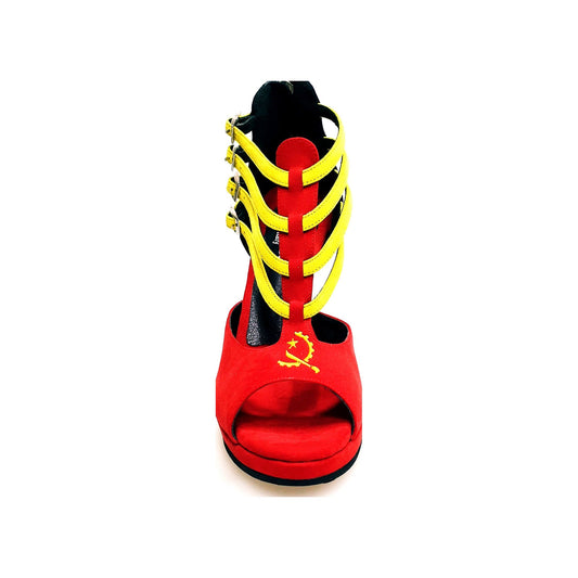 Scarpa da donna Lussuria in camoscio rosso, giallo e nero, con stemma angolano ricamato, tacco a spillo largo e plateau.