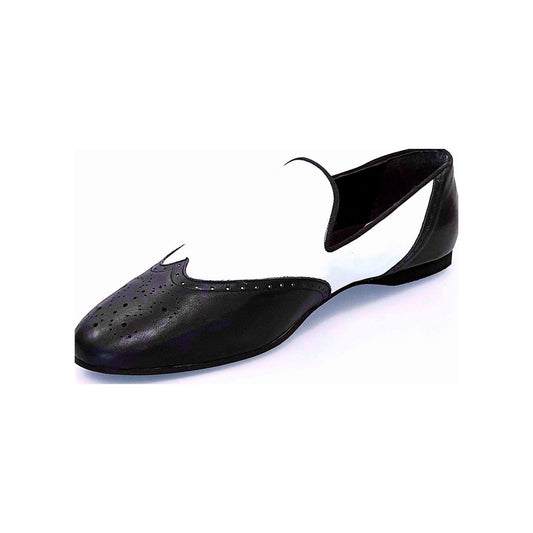 Mocassino brogue Outlet in pelle bianca e nera, scarpa elegante con dettagli classici, visibile in primo piano.