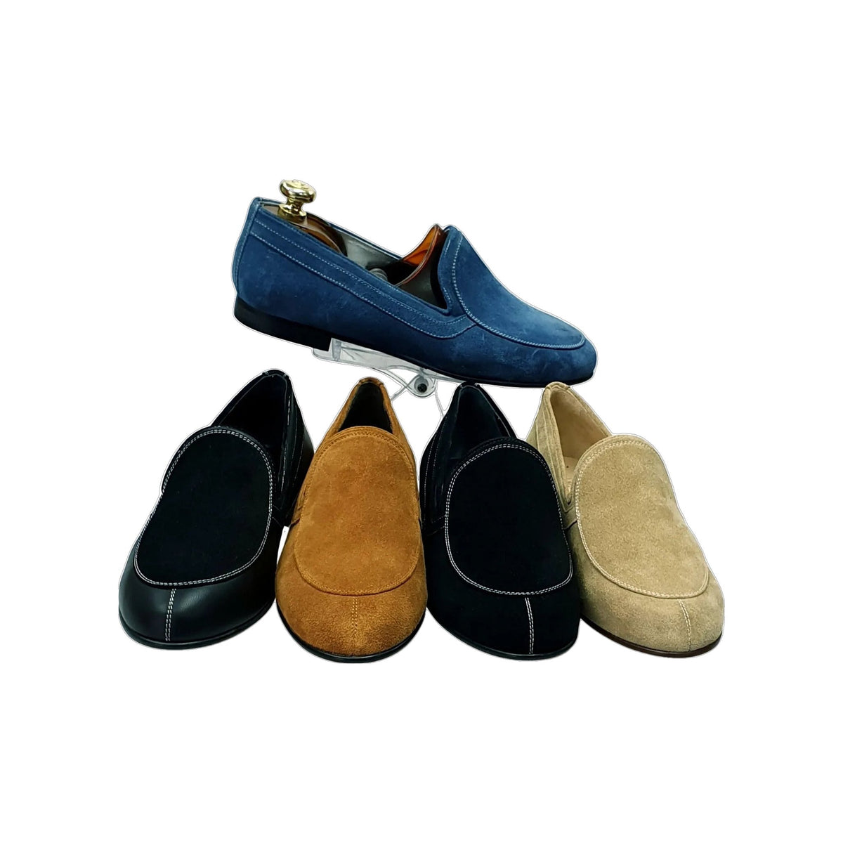 Mocassino da uomo ROMEO 800K in camoscio marrone cammello con cuciture e fodera in pelle marrone scuro.