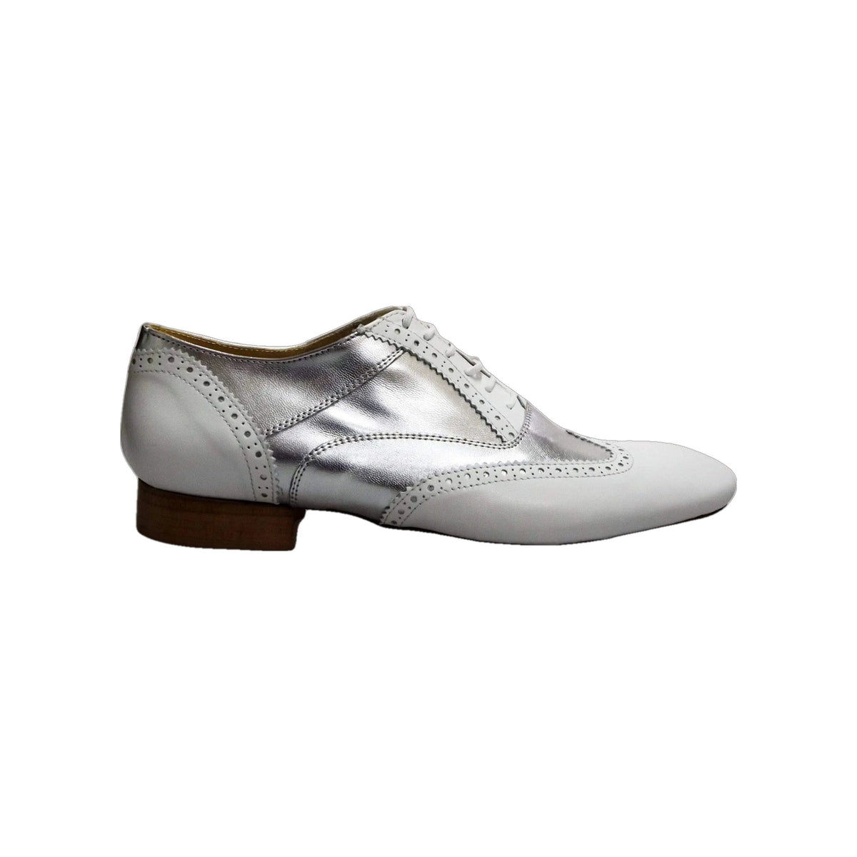 Scarpa stringata Richard MS14 in pelle bianca e argento, mod. Oxford Brogue con punta lunga, stile elegante e classico.