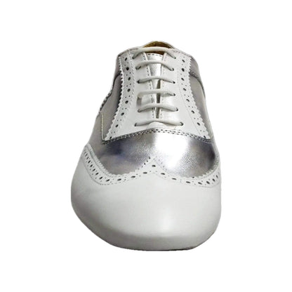 Scarpa Oxford Brogue Richard MS14 in pelle bianca e argento, forma lunga, con dettaglio coda di rondine e design elegante.