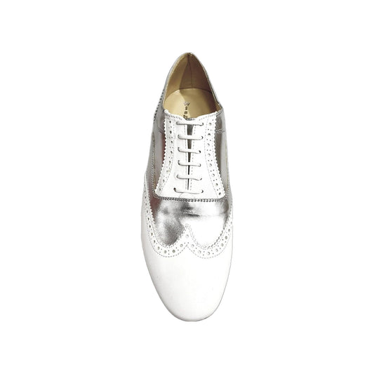 Scarpa stringata Richard MS14 Oxford Brogue in pelle bianca e argento, forma lunga, stile elegante e classico.