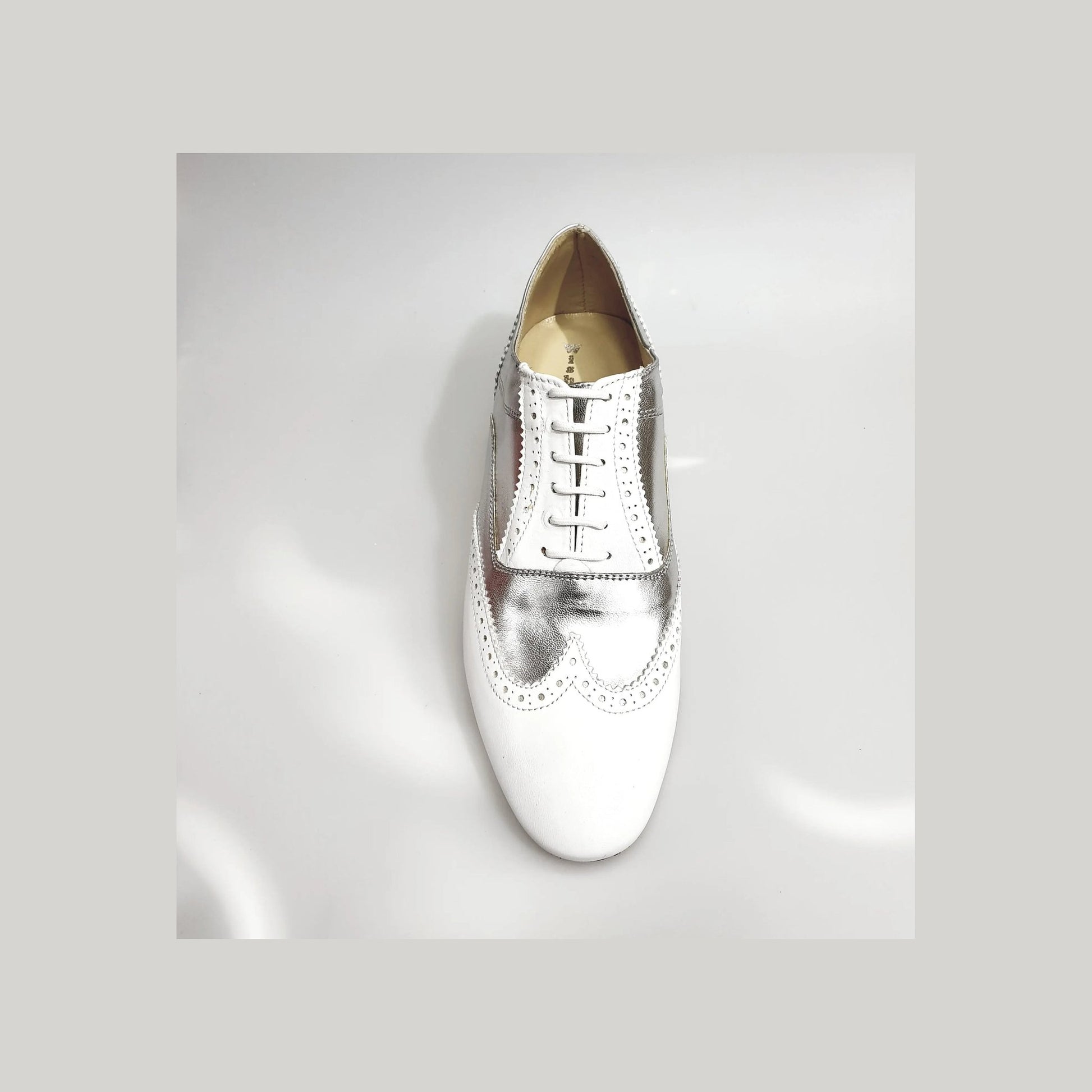 Scarpa stringata Richard MS14 Oxford Brogue in pelle bianca e argento, forma lunga, stile elegante e classico.