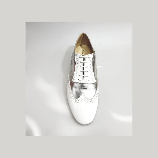 Scarpa stringata Richard MS14 Oxford Brogue in pelle bianca e argento, forma lunga, stile elegante e classico.