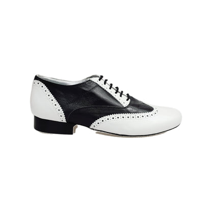 Scarpa stringata Adone MS14 in pelle bianca e nera, oxford brogue con punta tonda, stile classico e dettagli eleganti.