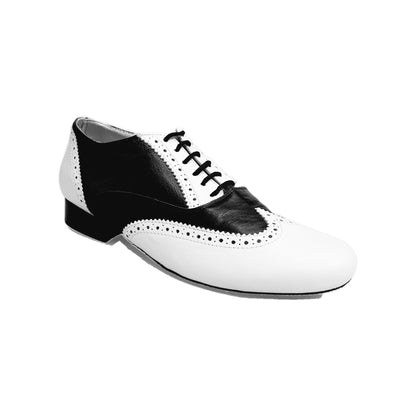 Scarpa stringata Adone MS14 in pelle bianca e nera, stile Oxford Brogue, con forma tonda, elegante e classica.