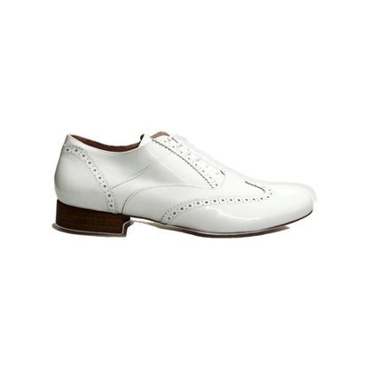 Scarpa Oxford Brogue Adone MS14 in vernice bianca con coda di rondine e forma tonda, ideale per stile elegante e raffinato
