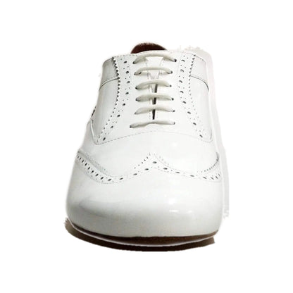 Scarpa stringata coda di rondine Wish Dance Shop modello Adone MS14 in vernice bianca con punta tonda, stile Oxford brogue.