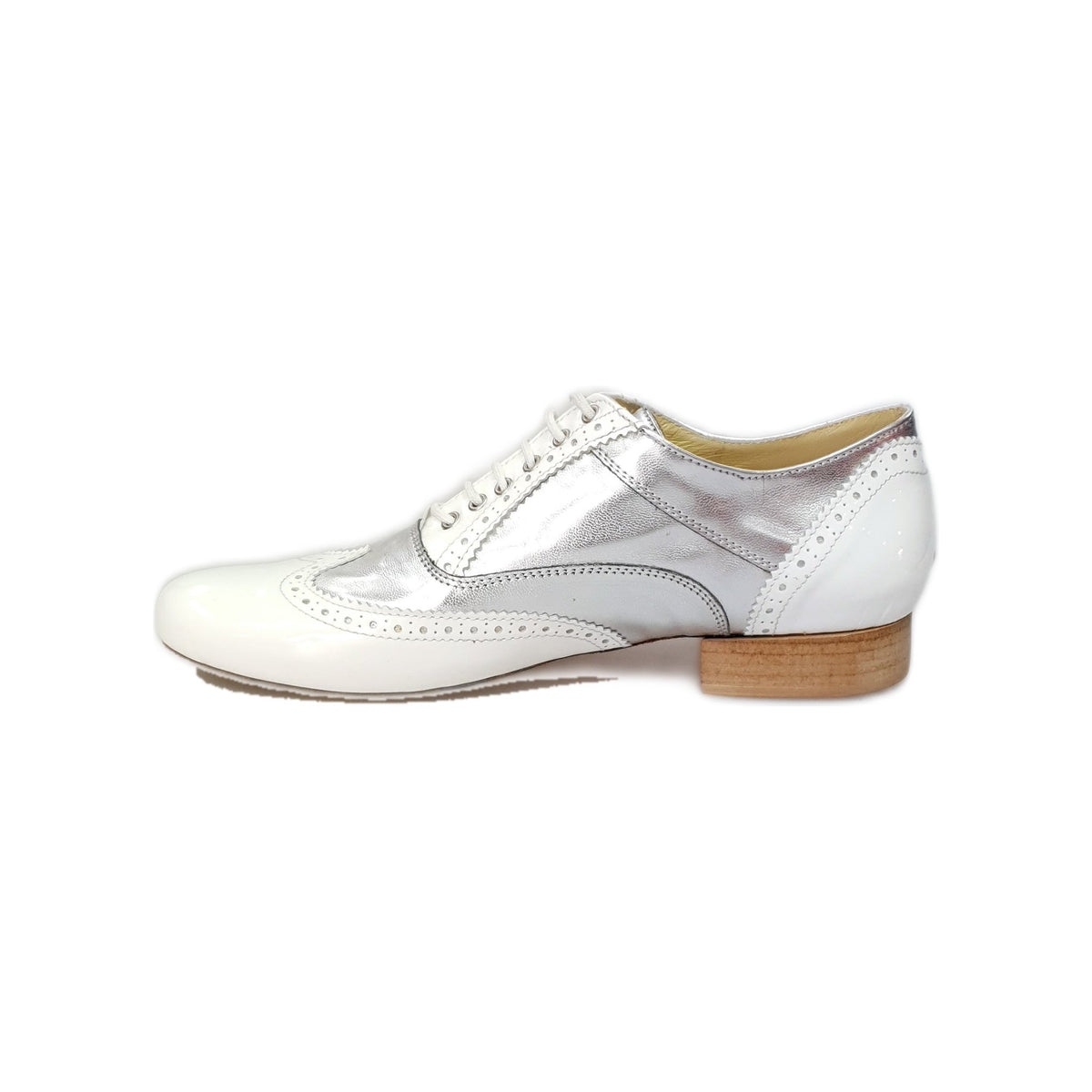 Stringata Coda di Rondine Mod. Oxford Brogue Scarpa in Vernice Bianca e Pelle Argento Forma Tonda Adone, dettaglio chiusura