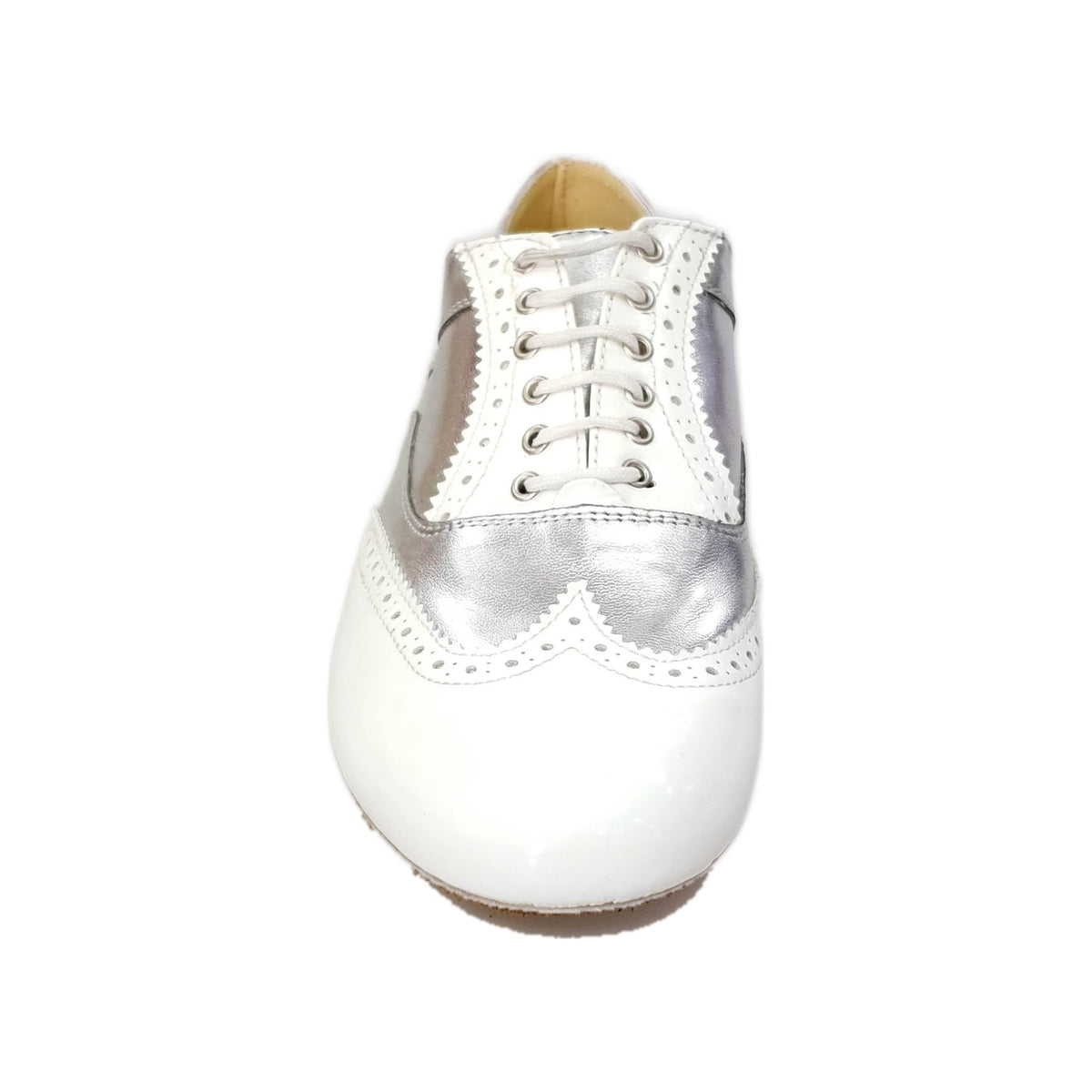 Scarpa stringata Adone MS14 in vernice bianca e pelle argento, stile Oxford Brogue con punta tonda, suola in cuoio.