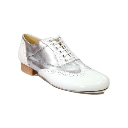 Stringata Coda di Rondine Mod. Oxford Brogue Scarpa in Vernice Bianca e Pelle Argento Forma Tonda Adone, vista posteriore