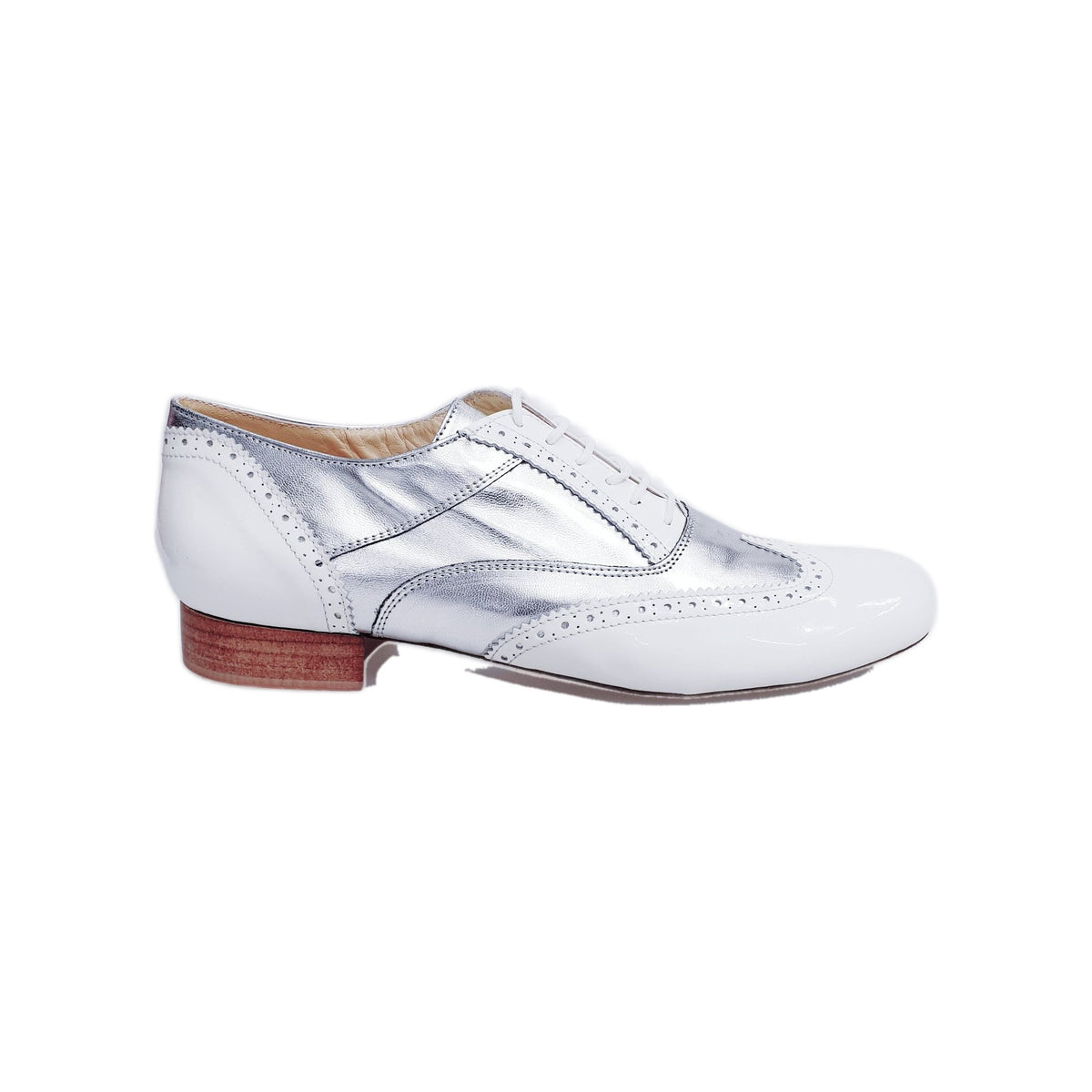 Scarpa stringata coda di rondine Wish Dance Shop in vernice bianca e pelle argento, forma tonda, modello Oxford Brogue.