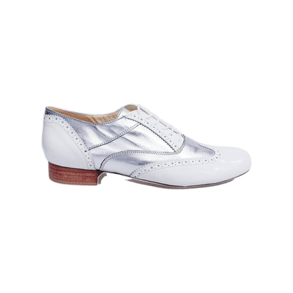 Scarpa stringata coda di rondine Wish Dance Shop in vernice bianca e pelle argento, forma tonda, modello Oxford Brogue.