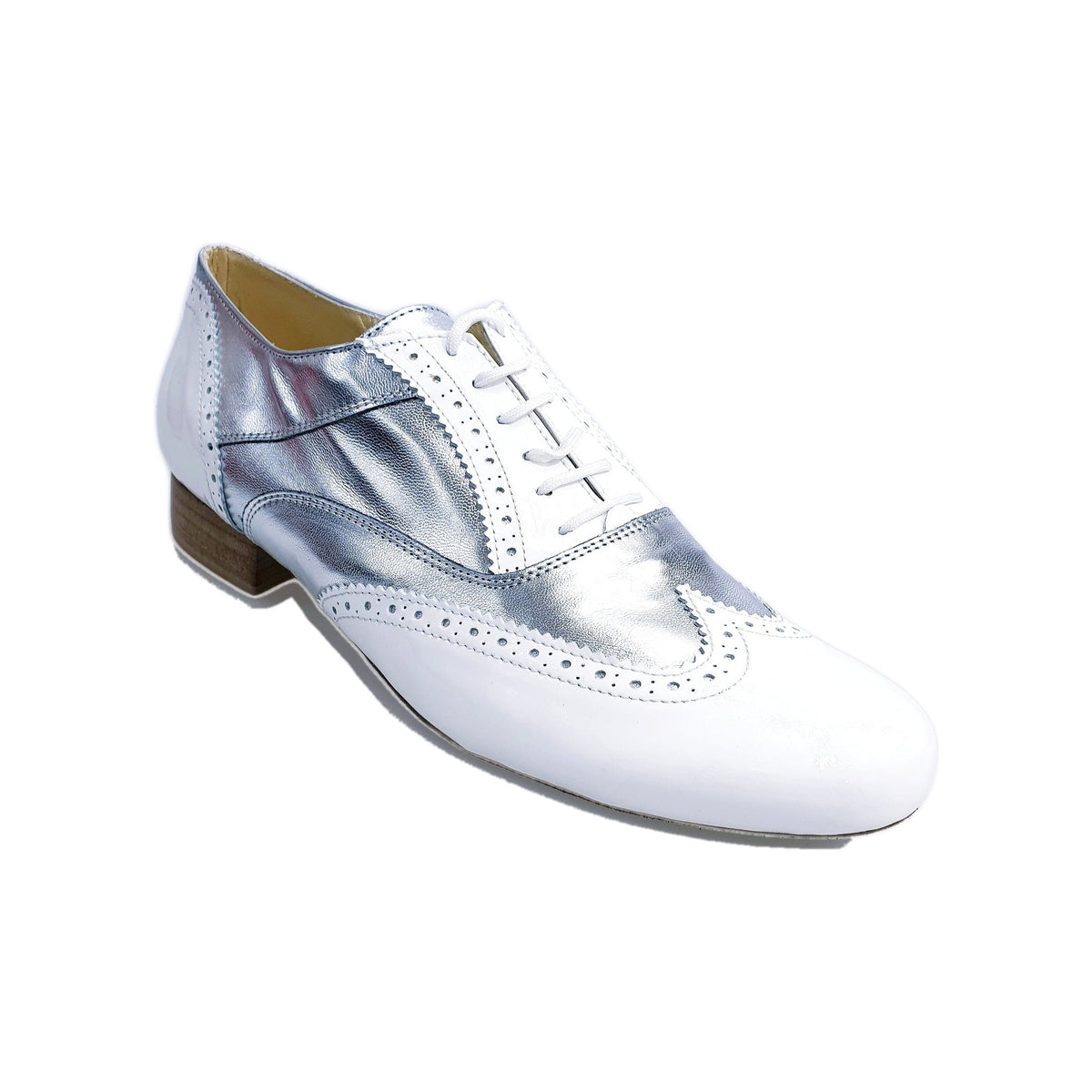 Scarpa stringata coda di rondine Wish Dance Shop modello Oxford Brogue in vernice bianca e pelle argento, forma tonda.