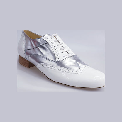 Stringata Coda di Rondine Mod. Oxford Brogue Scarpa in Vernice Bianca e Pelle Argento Forma Tonda Adone, vista laterale