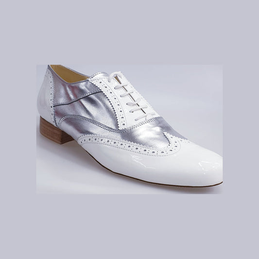 Stringata Coda di Rondine Mod. Oxford Brogue Scarpa in Vernice Bianca e Pelle Argento Forma Tonda Adone, vista laterale