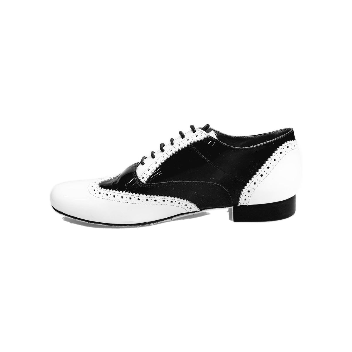 Scarpa stringata coda di rondine Wish Dance Shop modello Oxford Brogue in vernice bianca e nera, forma tonda, vista frontale.