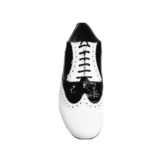 Scarpa stringata Adone MS14 in vernice bianca e nera, modello Oxford Brogue con forma tonda, vista frontale.