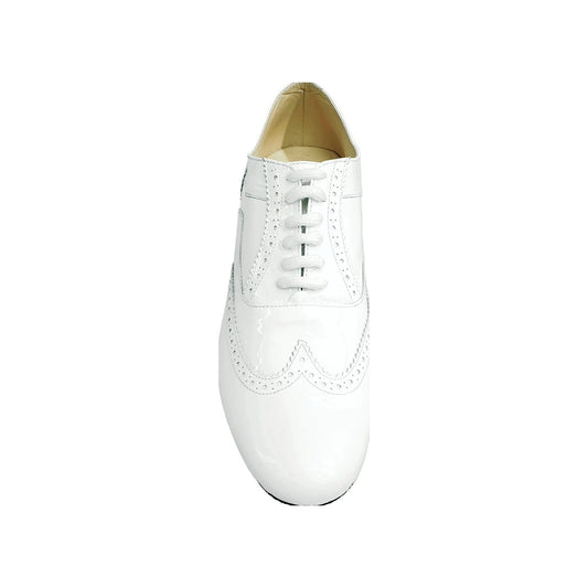 Scarpa Oxford Brogue bianca con stringata coda di rondine, forma tonda in vernice, stile elegante e classico.