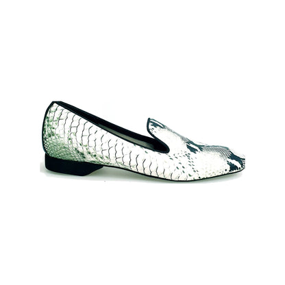 Mocassino in pitone bianco e verde Morelia (MS20) di Wish Dance Shop, dettaglio di forma lunga e finitura elegante.