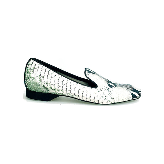 Mocassino in pitone bianco e verde Morelia (MS20) di Wish Dance Shop, dettaglio di forma lunga e finitura elegante.