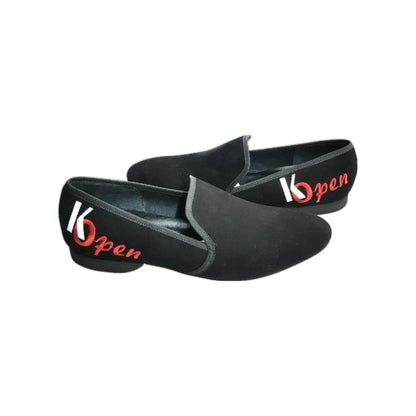 Mocassino Madrid MS21 K.Open in camoscio nero con dettagli rossi e ricami, scarpe da danza Kizomba Open, forma lunga.