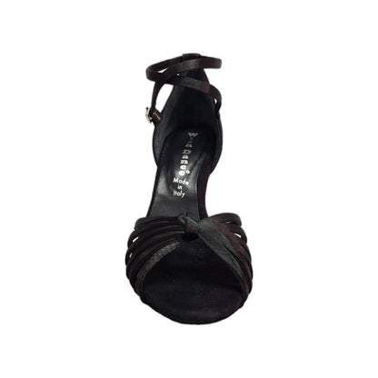 Scarpa da donna Patty QB in raso nero con fascette, cinturino doppio sulla caviglia e tacco basso a spillo largo.