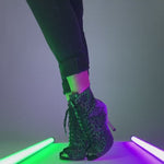 Load and play video in Gallery viewer, ALEXIS Silver Black (Art. 132) - Mezzo Stivaletto con Zip in Sunseet Canna di Fucile Tacco a Spillo in Alluminio Laminato Grigio canna di fucile
