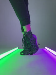 Carica e visualizza video in Galleria, ALEXIS Silver Black (Art. 132) - Mezzo Stivaletto con Zip in Sunseet Canna di Fucile Tacco a Spillo in Alluminio Laminato Grigio canna di fucile
