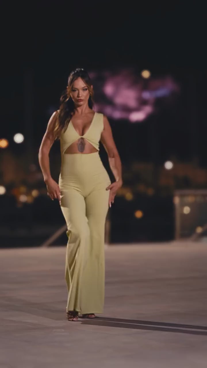 Ballerina che balla bachata con sandali da ballo Wish Dance