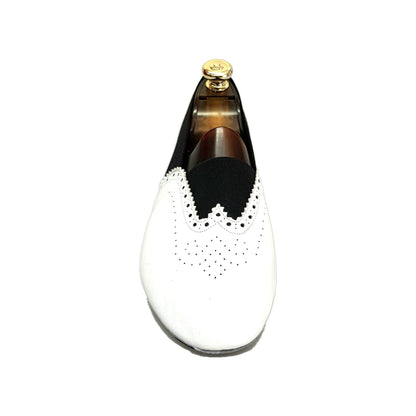 Scarpa Roly Jazz 06 in pelle bianca con elastico nero e suola divisa in resina di gomma, stile elegante e confortevole.