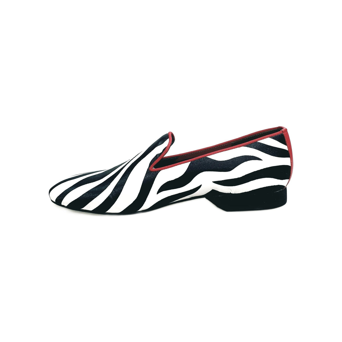 Scarpa da uomo Wish Dance Shop Sebras MS20 in raso seta zebrato con profilo rosso, mocassino con forma lunga elegante.