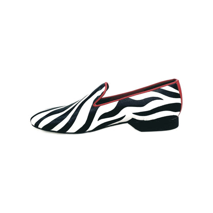 Scarpa da uomo Wish Dance Shop Sebras MS20 in raso seta zebrato con profilo rosso, mocassino con forma lunga elegante.