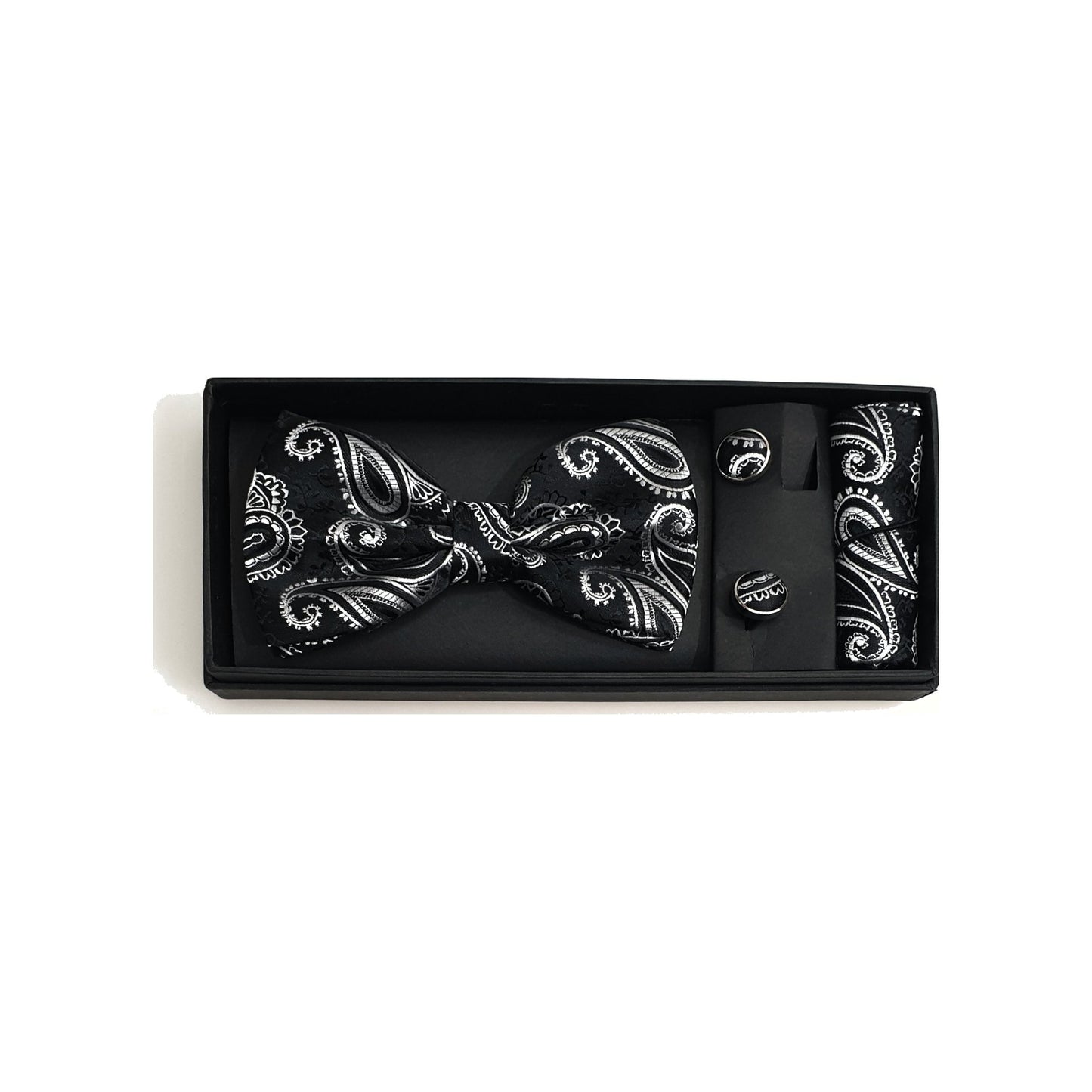 Set papillon in raso seta nero fantasia cashmere argento con pochette e gemelli modello Vogue, elegante accessorio da uomo.