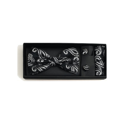 Set papillon in raso seta nero fantasia cashmere argento con pochette e gemelli modello Vogue, elegante accessorio da uomo.