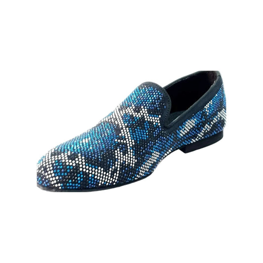 Scarpa mocassino Wishdance Viper Blue in camoscio blu con dettagli Swarovski blu, bianco e nero, su fondo micro.