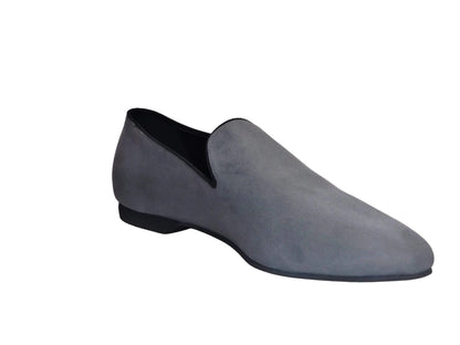 Scarpa mocassino da uomo Wishdance in camoscio grigio, elegante e comoda, con dettagli classici e suola robusta.