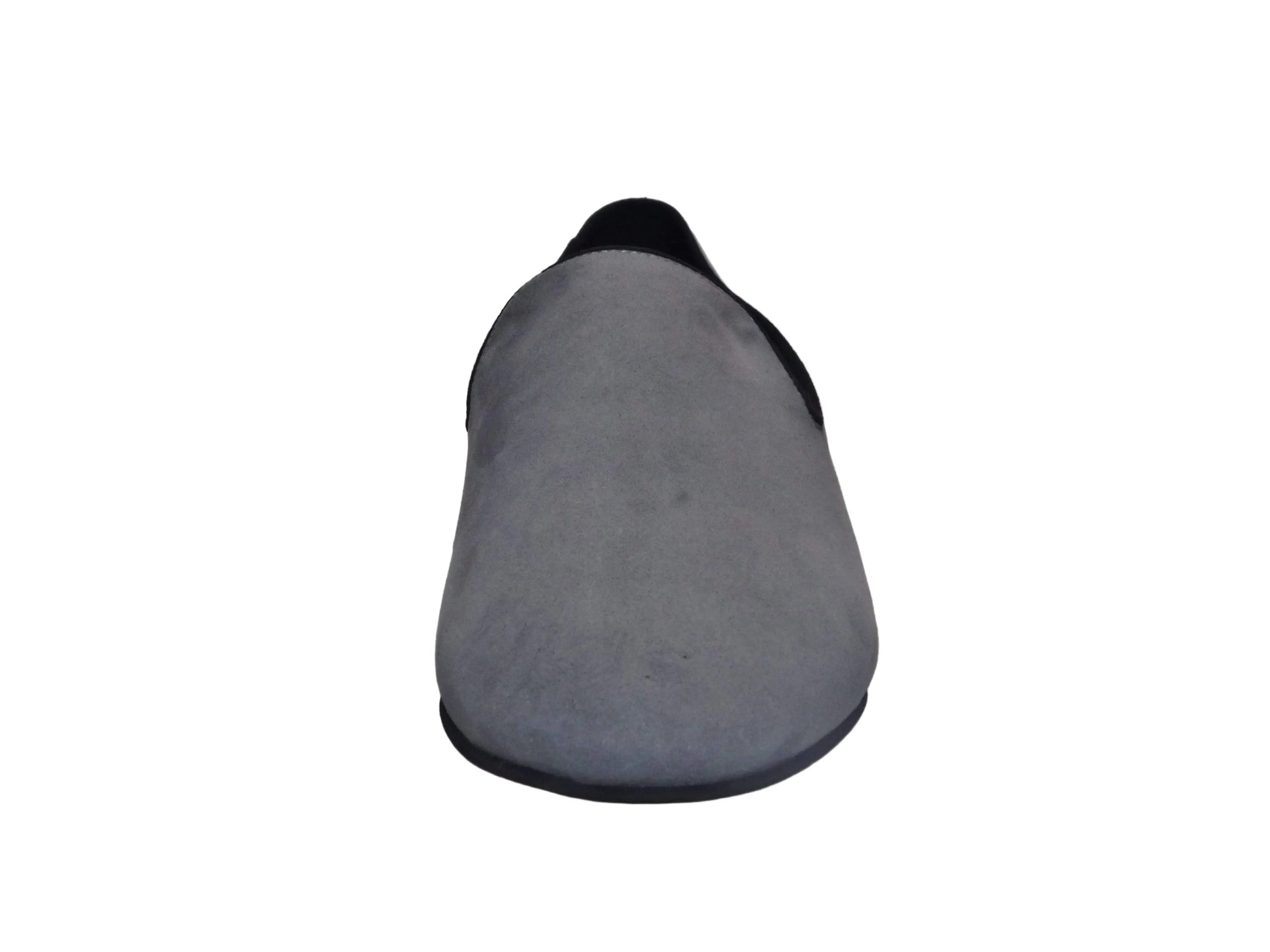 Scarpa mocassino da uomo Wishdance in camoscio grigio, con suola elegante e design classico, visibile in dettaglio.