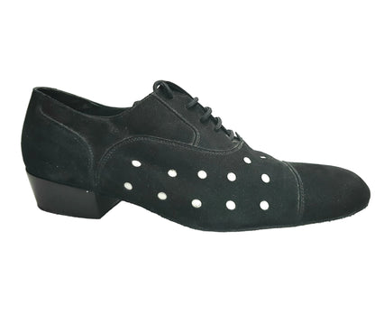 Scarpa uomo Vasco Movida by WISH DANCE in camoscio nero con pois bianchi, elegante e stilosa in primo piano.