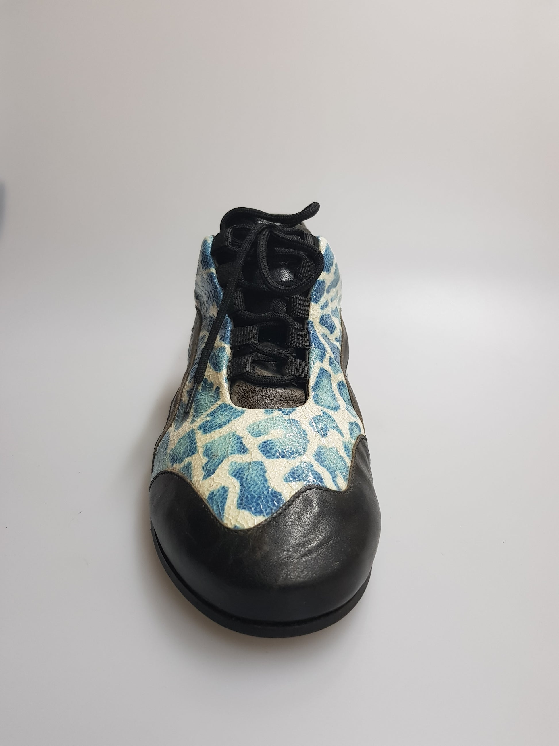 Scarpa da uomo Louis Movida by WISH DANCE in pelle nera con dettagli blu, elegante e di alta qualità.