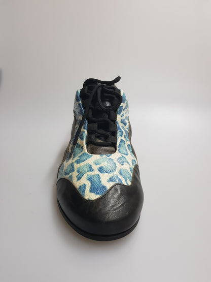 Scarpa da uomo Louis Movida by WISH DANCE in pelle nera con dettagli blu, elegante e di alta qualità.