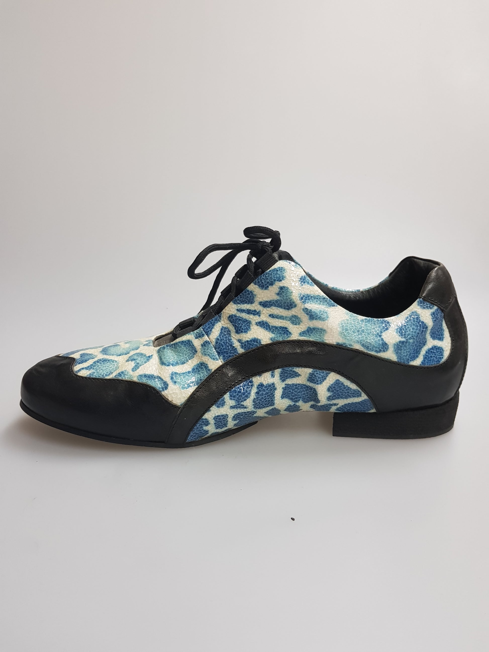 Scarpa da uomo Louis Movida by WISH DANCE in pelle nera con dettaglio blu, vista laterale.